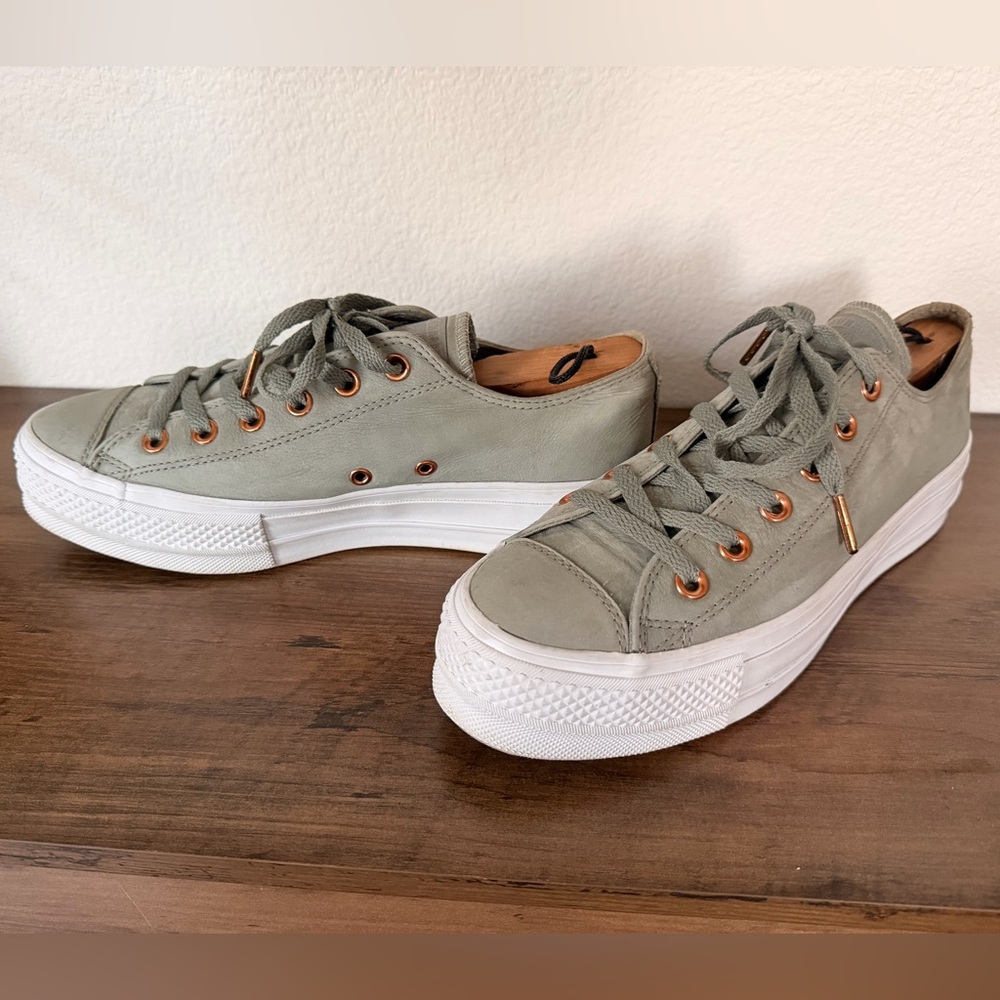 **SOLD** Converse Chuck Taylor size 10